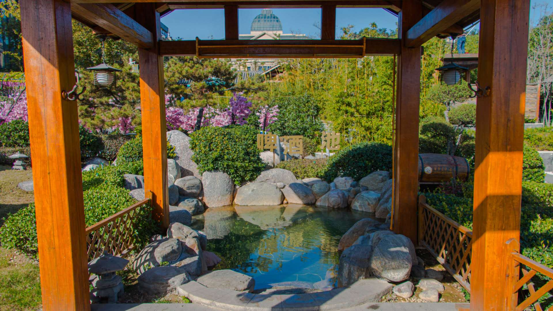 吹着风,赏着景,闻花香,泡温泉紫荆,樱花,丁香,紫藤等争妍斗艳每个泡池