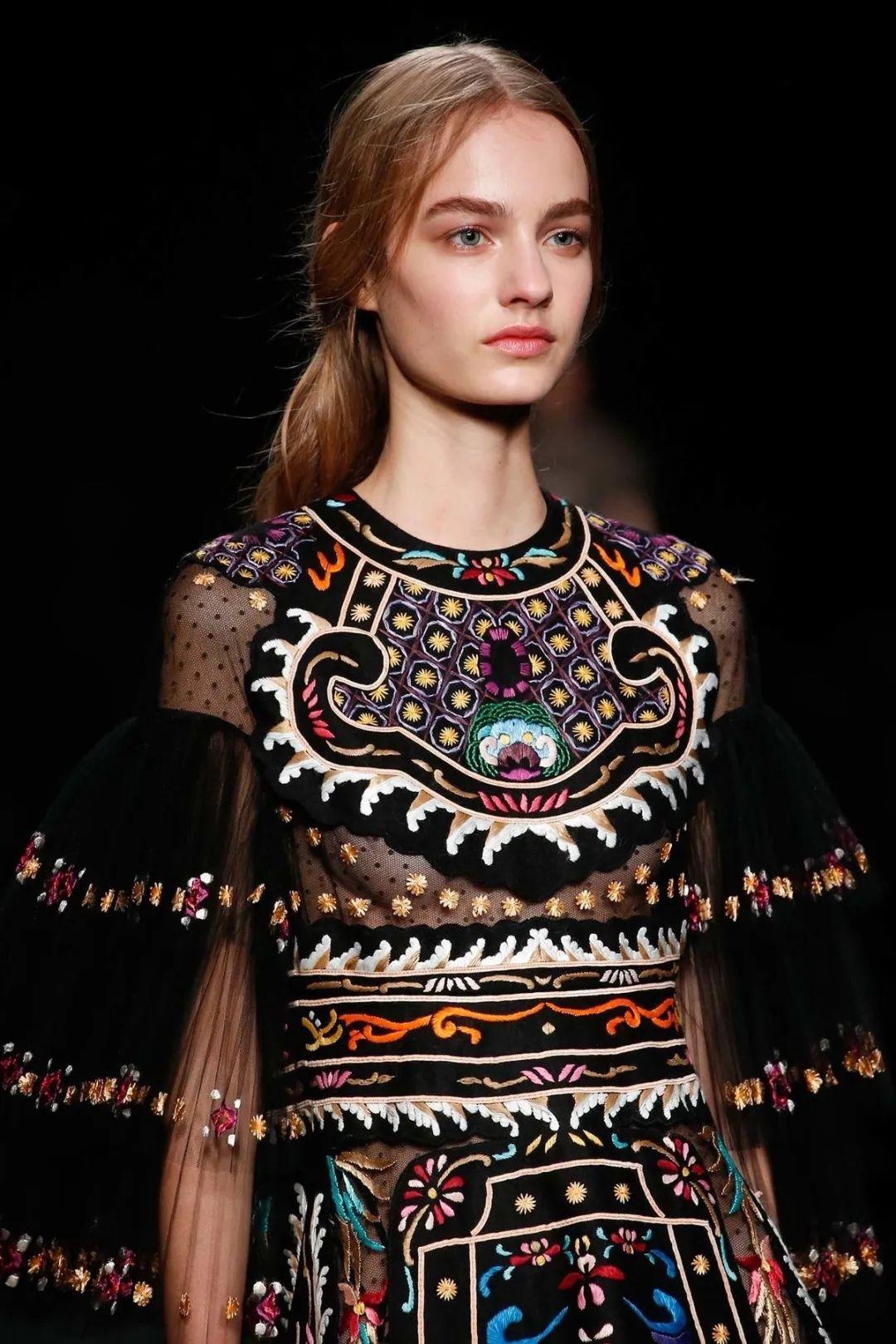 批在肩上的云丨云肩服饰文化