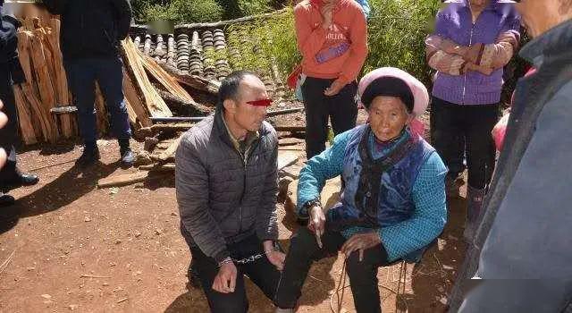 会泽驾车乡有人偷七旬老人的养老金被抓后嫌疑人下跪认错