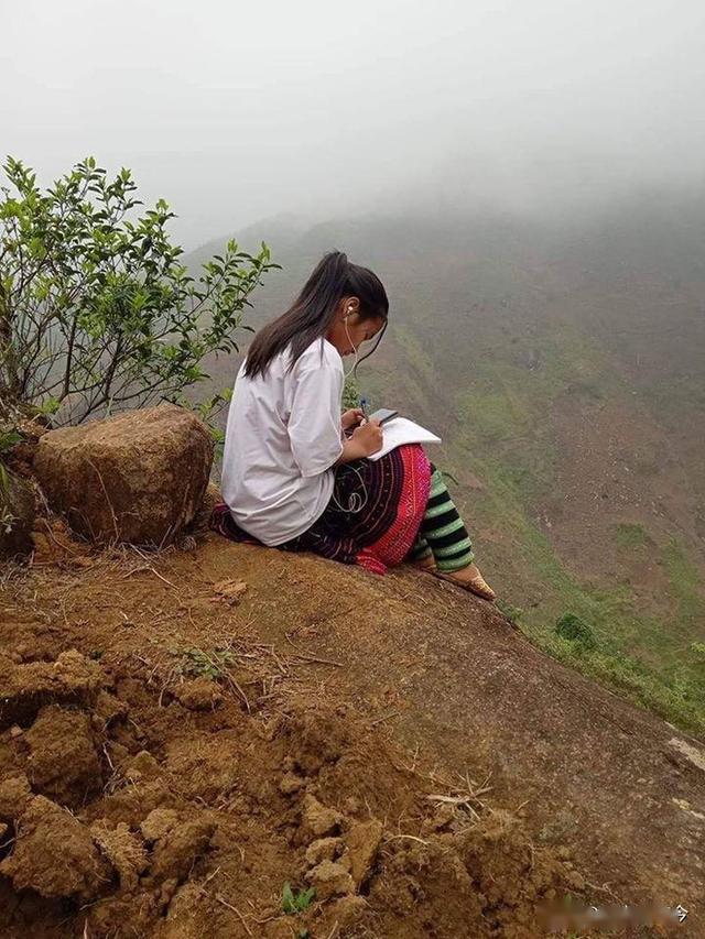 越南乡村学生家中信号不好,自己在山顶搭建草屋,用手机上网课