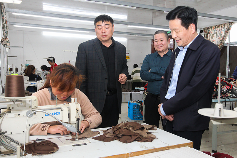 罗先辉到潢川县桃林铺镇苏营村走访贫困户