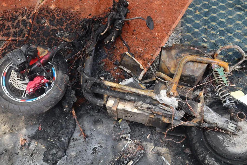 4月14日凌晨,上海杨浦一小区内电瓶车飞线充电引发火灾,所幸火势被