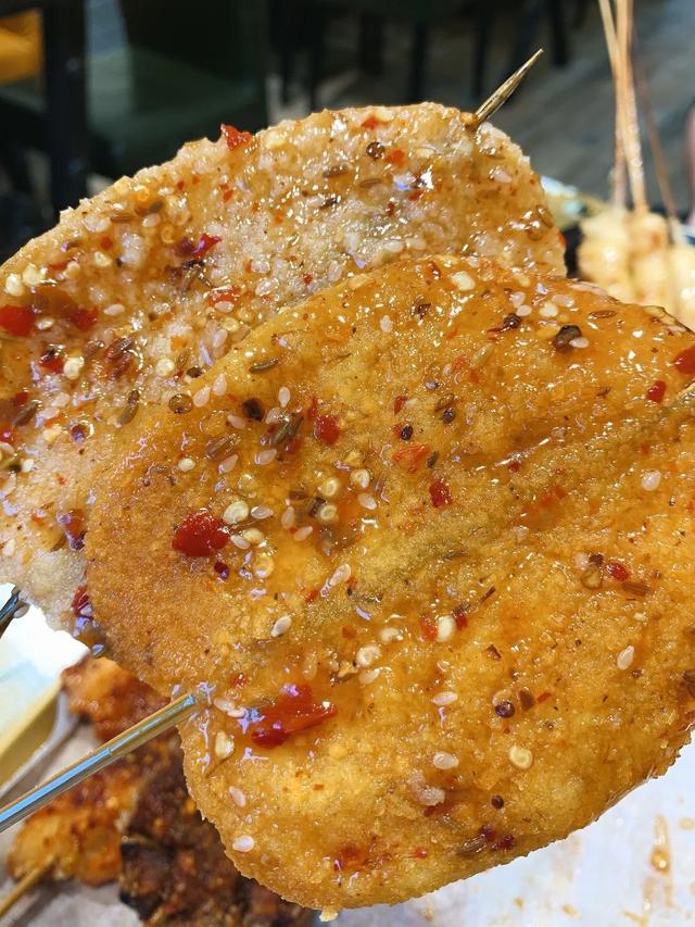 鞍山这家看着不起眼,却瞬间被征服的炸串店,让我蘸着酱吃串?