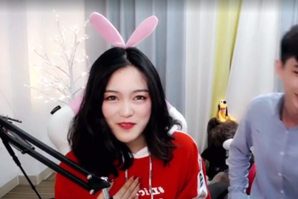 王者不二露脸直播洗白,看到正面颜值后,粉丝直接笑出鼻涕泡!