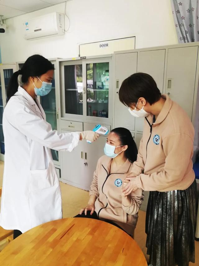 园医检测幼儿身体状况