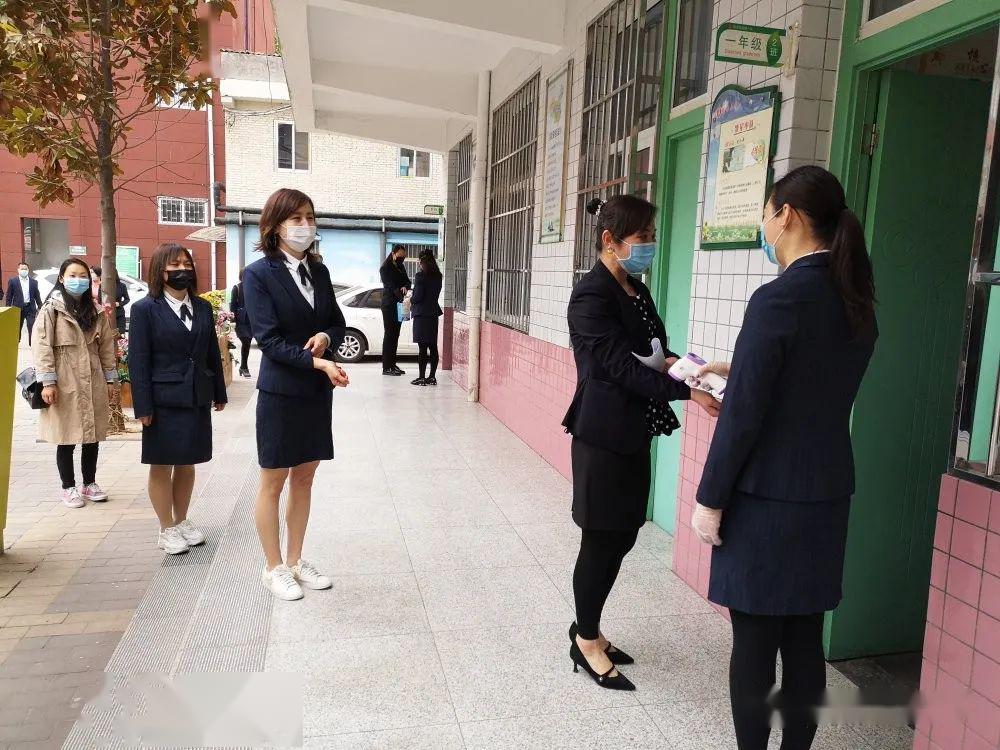 熟悉开学流程喜迎师生返校南塘小学模拟开学暨开学工作安排会