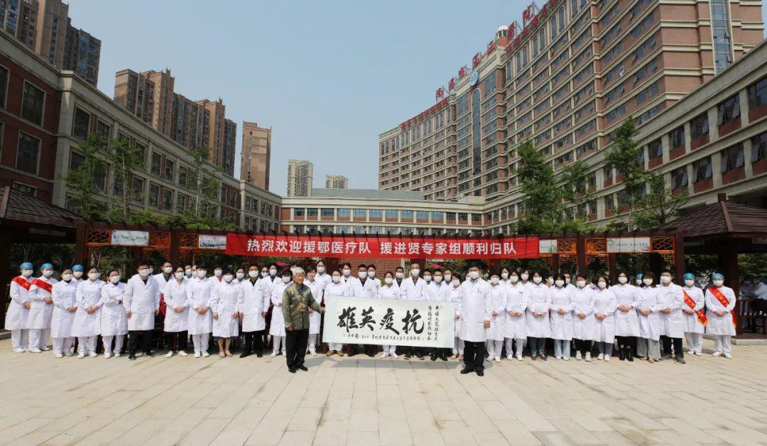 77岁高龄的中国书画院副院长,书法家舒浩华专程赶来,向医院和25位抗疫