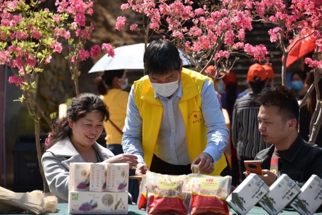 英山县副县长黄伟直播带货30分钟售土特产121万元