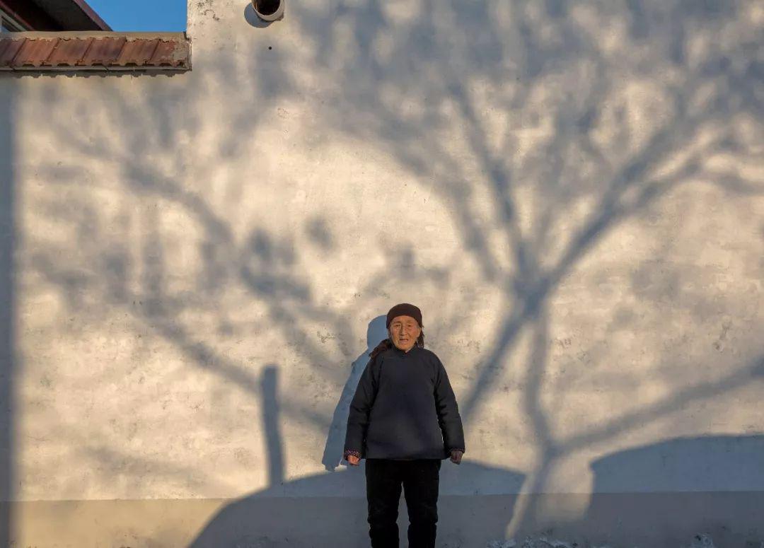 王爱华小脚老人与她的虎头鞋