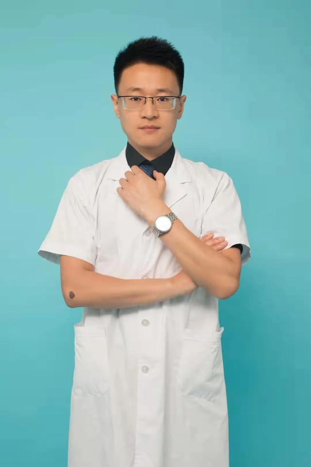 在天津西站为倒地男子人工呼吸的医生,找到了!_刘琦