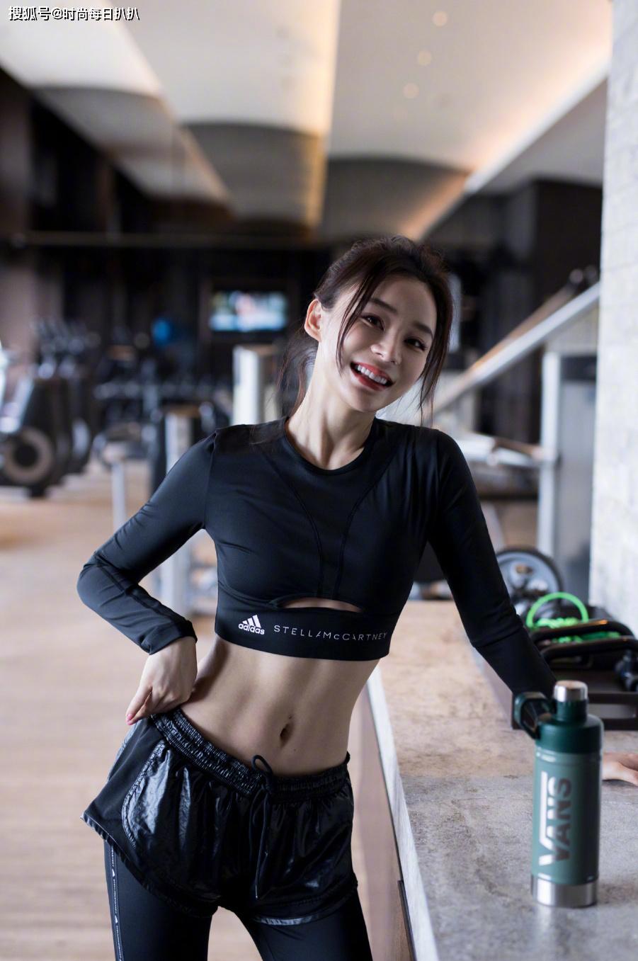 但是袁姗姗,傲娇就傲娇在于,身材足够优秀,马甲线一直保持得很好,所以