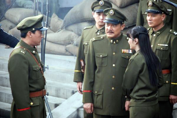 军统特务雨夜刺杀汉奸,与女友同被抓进76号,戴笠听到内情:哭了