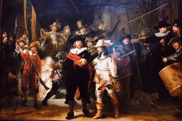 《夜巡》该画作在构图上采用接近舞台效果的手法,既让每个人的形像都