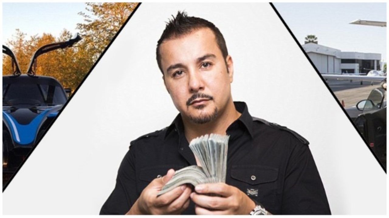 这名来自伊朗的超级富豪透过上传浮夸的炫富照吸引了75万人追从.