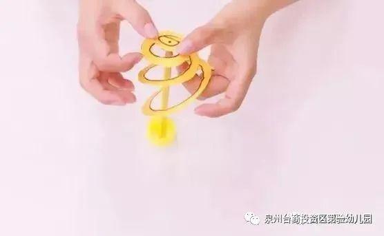 现在将蜡烛点燃放到小蛇的底部,你的小蛇就会自动旋转了!3.