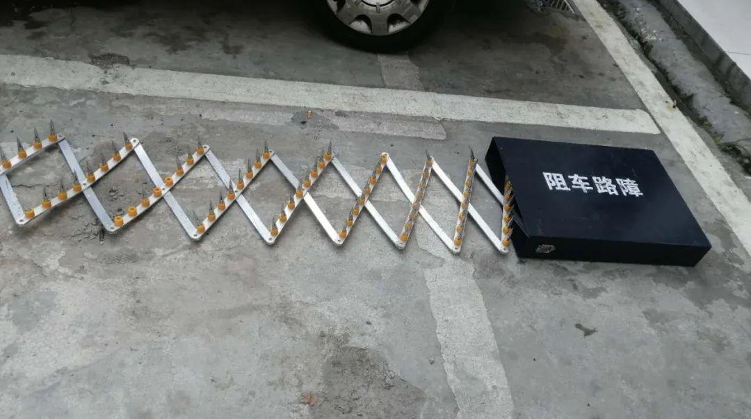 一驾驶人醉驾强行冲卡 池州交警使用破胎器拦截