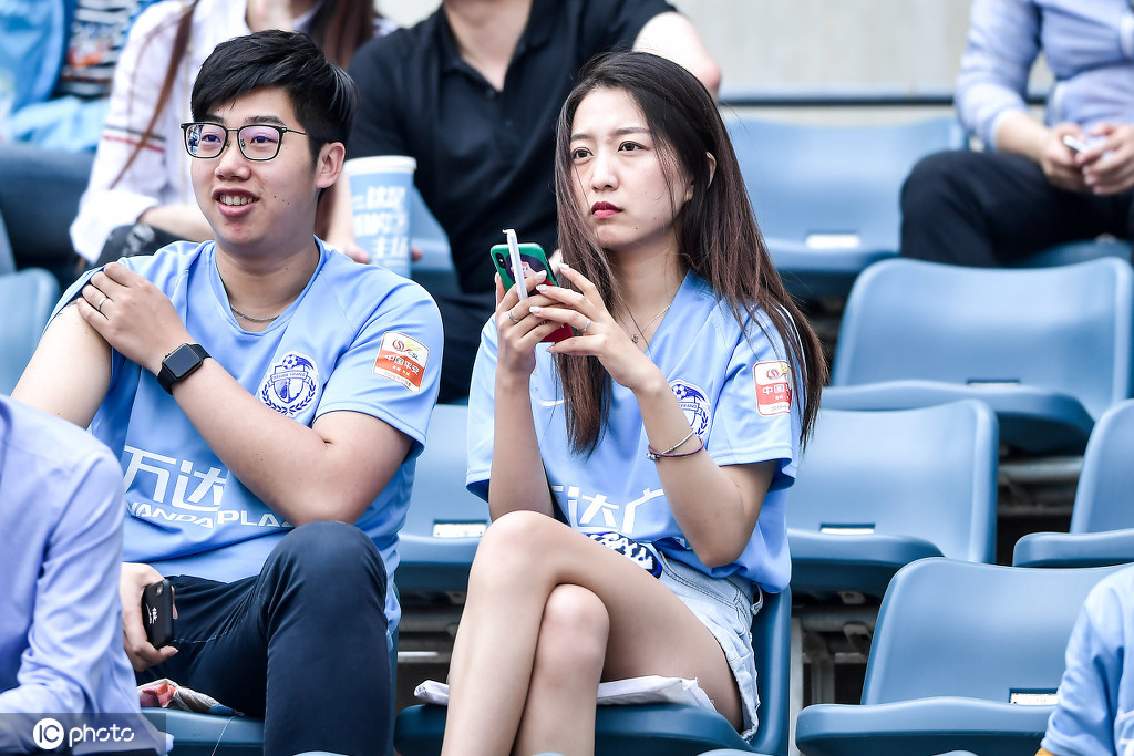 大连队美女球迷点亮中超 时尚大方夺人眼球(图)