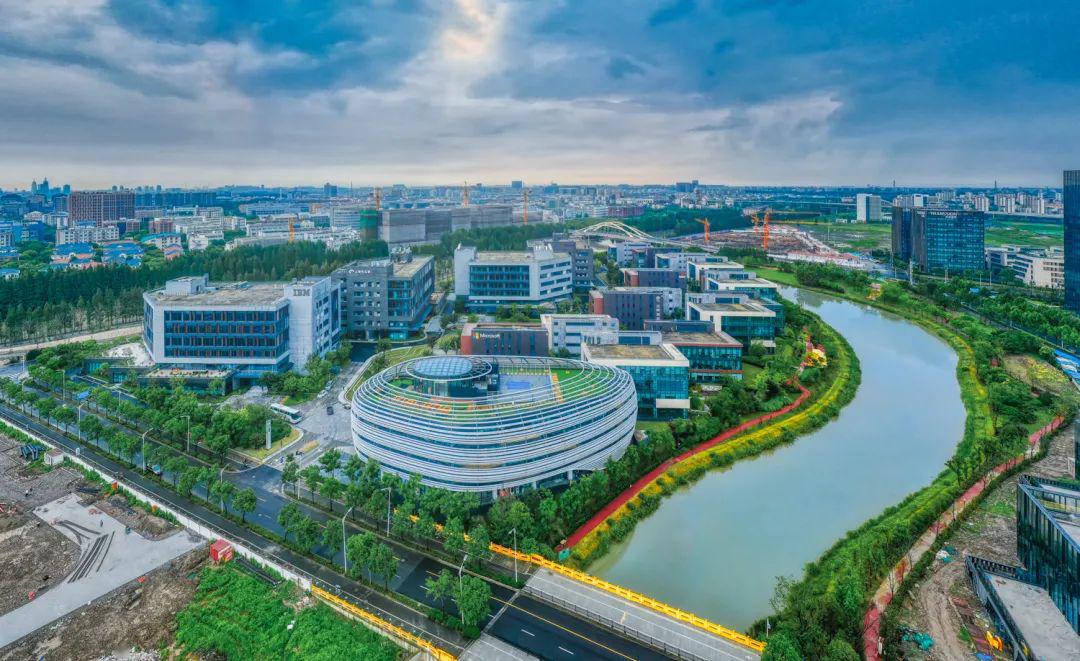 七大产业将成为未来浦东的"经济硬核"27岁的张江科学城也拓展了张江