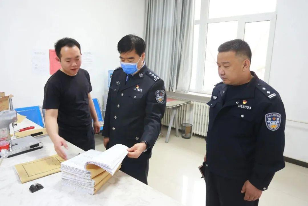 赤峰市公安局副局长李英,政治处主任魏清军及相关部门负责人,松山区