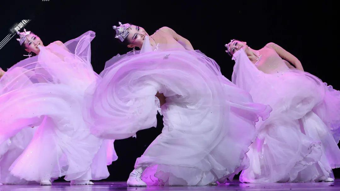 蒙古族群舞《额尔古纳河》静谧而不失雄伟,柔美而不失大气_舞蹈