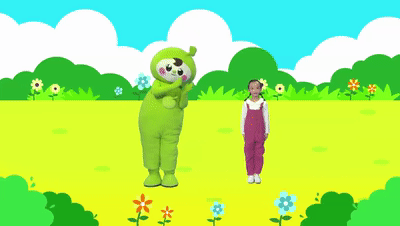 拍三次手,跺三次脚后,叉腰横跳四次.手臂弯曲,展开,重复一次.