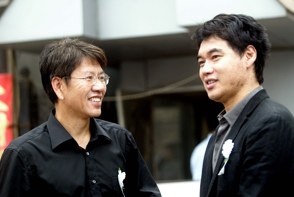 广播里又传来了《我悄悄地蒙上你的眼睛》想起和傅玉斌一起唱这首歌的