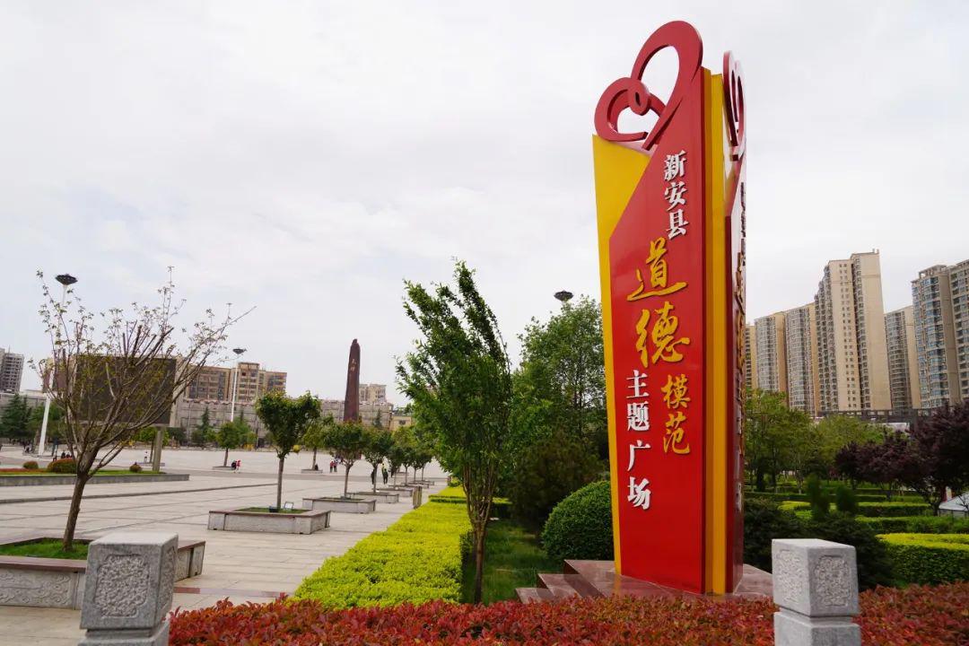 文明建设宣传牌造型各异的雕塑生肖便民服务"道德模范主题广场"的设立