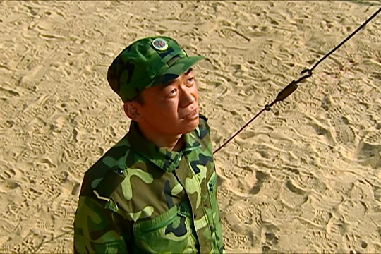 许三多腹部绕杠破纪录赢得全连官兵尊重