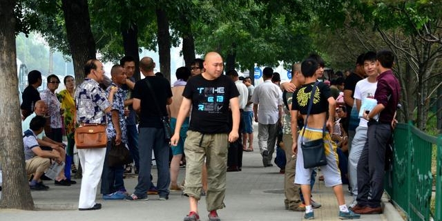 北京北影厂门口聚集着很多怀揣梦想的人他们的明星梦能实现吗