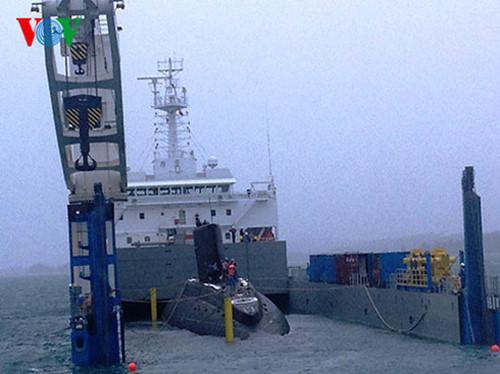 载有"胡志明"号的重型起重船rolldock storm停泊在金兰港,正在将其