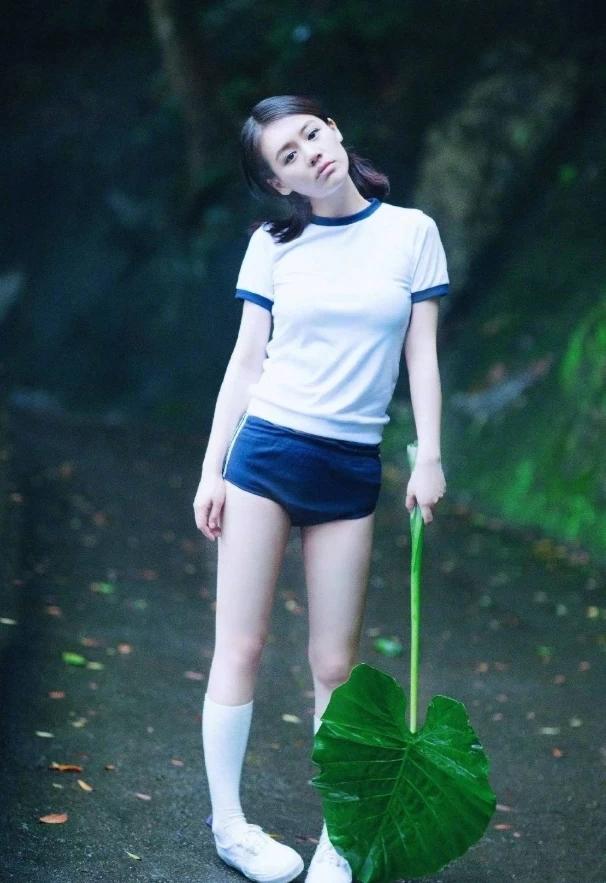 原创马思纯终于减肥成功,双马尾搭奶油袜清纯爽朗,像极了18岁美少女