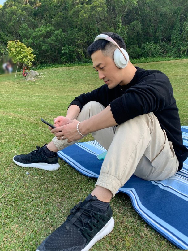 林峯戴口罩外出野餐暗戳戳秀恩爱 晒老婆视角超甜