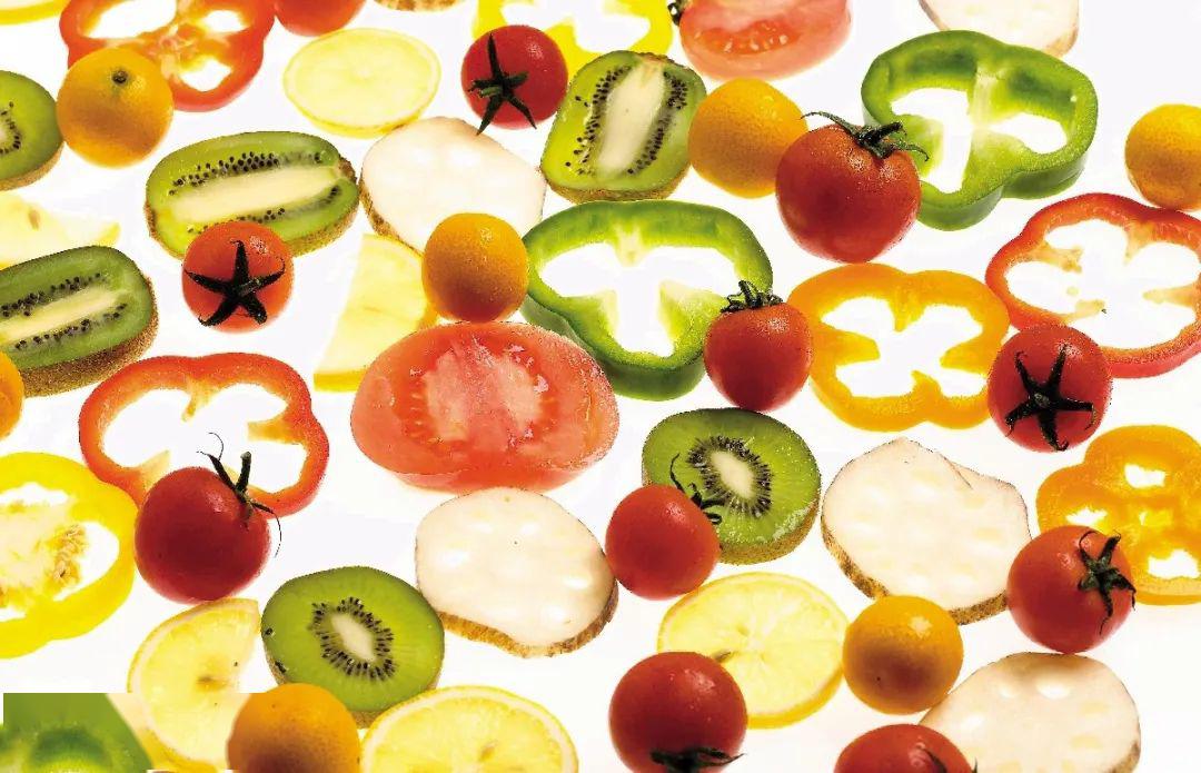 蘸上颜料再拓印在纸张上,蔬菜和水果被切开后,3,试验形状和颜色蔬果