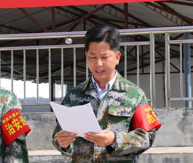 各村支部书记向党委书记谢旺同志递交责任状