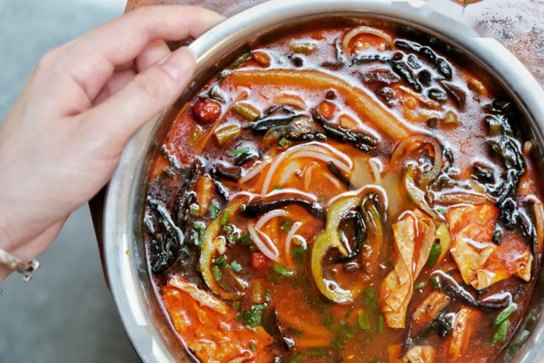 只用鸡肉筒骨螺蛳纯熬汤底的螺蛳粉你会去吃吗