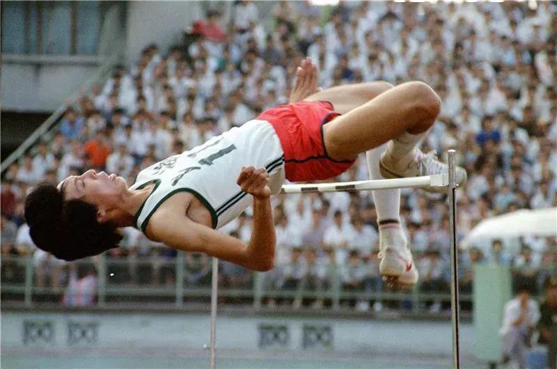 著名射击运动员许海峰在1984年洛杉矶奥运会上夺得男子手枪冠军,成为