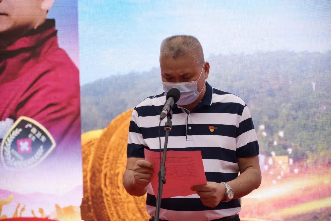 图为周正东主持仪式市领导与梁松及百色市第一批疫情防控一线黄文秀式