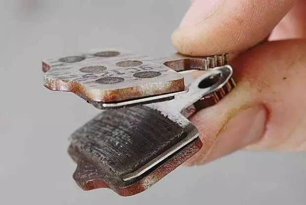 看着头疼的来令片,其实更换起来很容易.