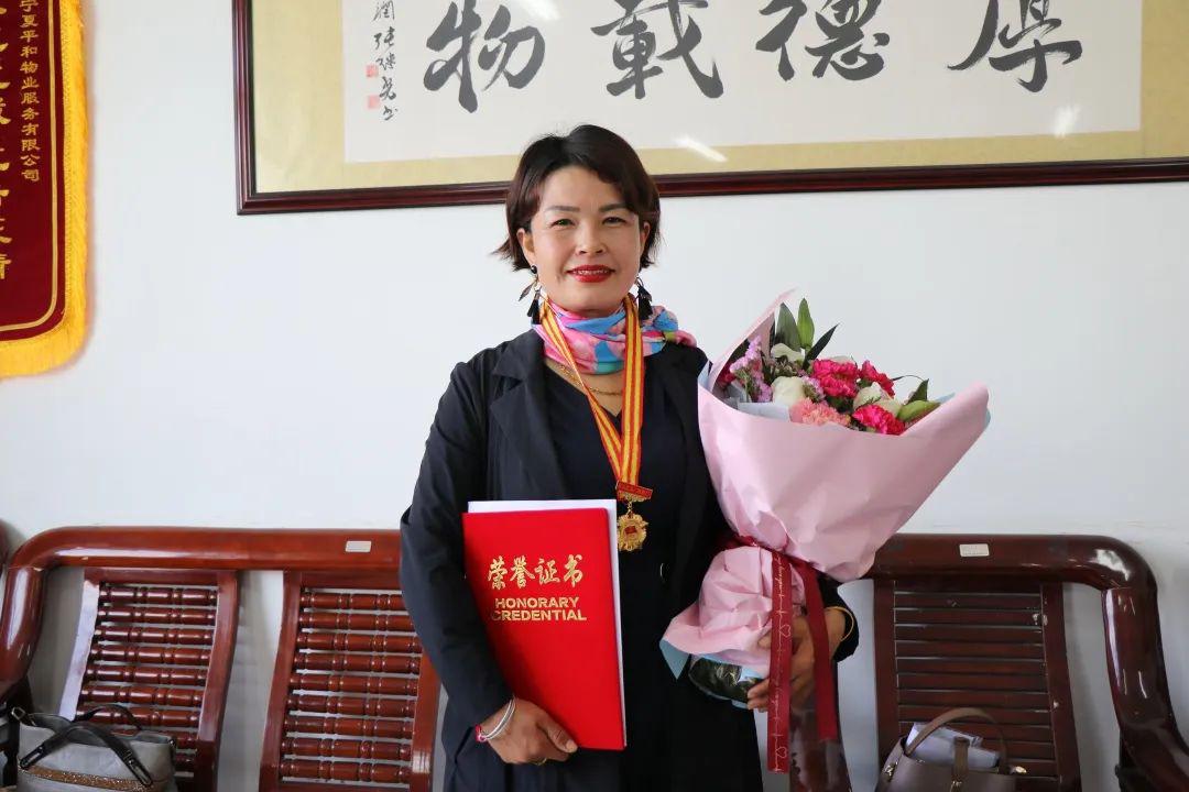 春暖花开时荣誉送先进致敬自治区三八红旗手集体