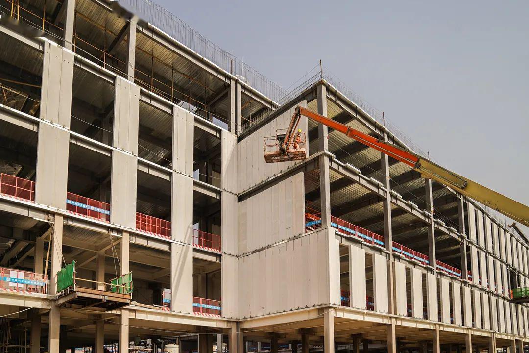 h型钢梁,内外墙采用alc条板,楼板采用压型钢板组合楼板