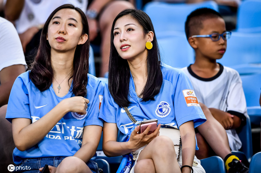 大连队美女球迷点亮中超 时尚大方夺人眼球(图)