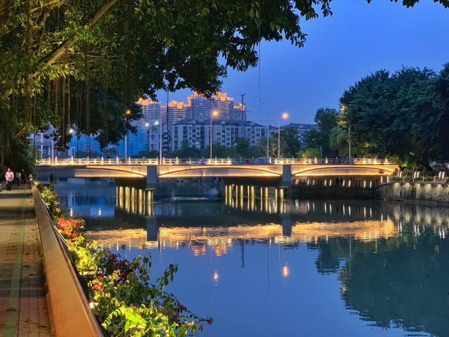 实用信息晋安河游船现有3条航线:温泉公园码头——新华桥段(往返)温泉