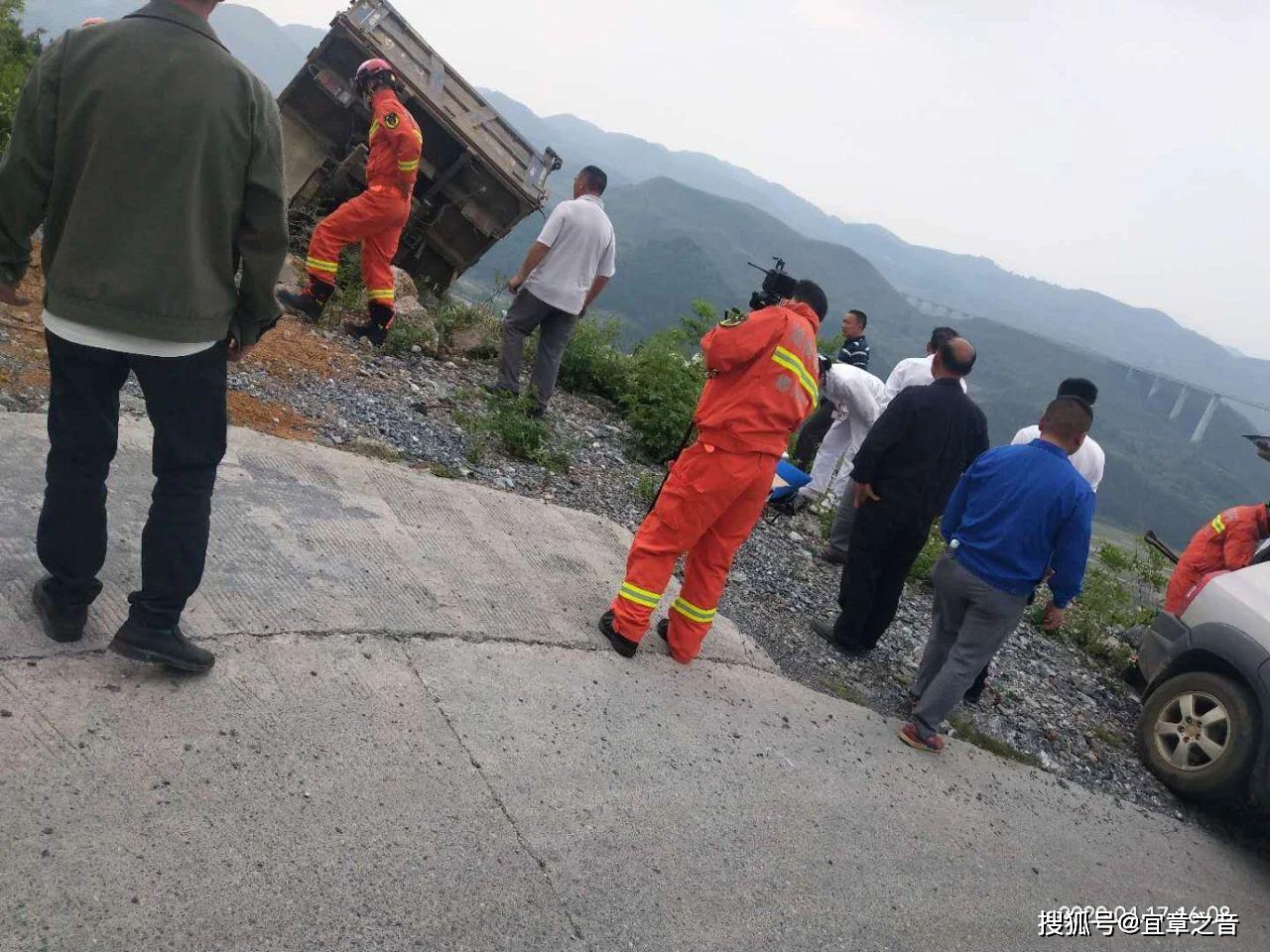 宜章赤石盘山公路发生惨烈车祸,货车翻下悬崖,人当场没了_事故