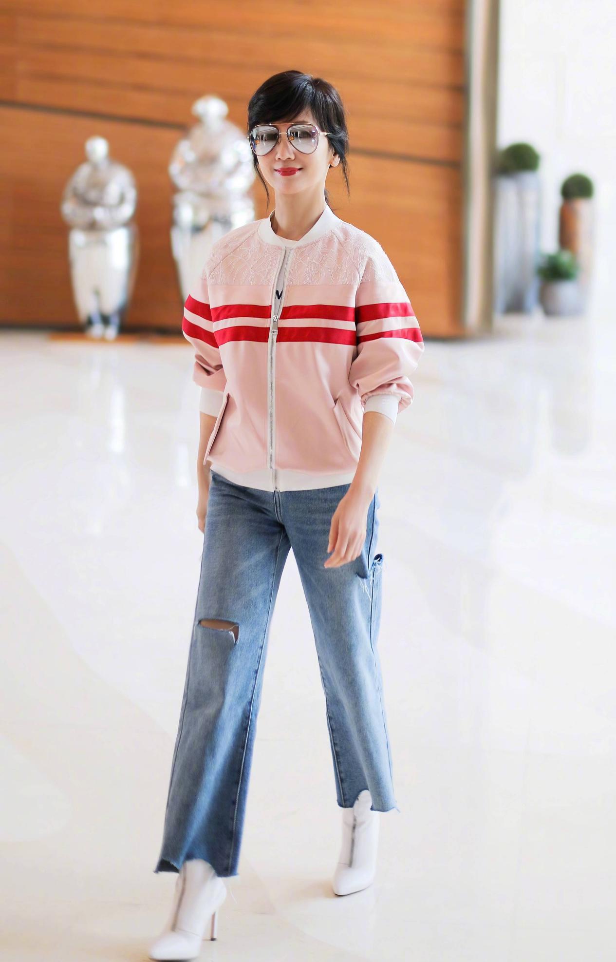 65岁赵雅芝很妩媚穿流苏亮片裙秀绝美气质美艳动人真年轻