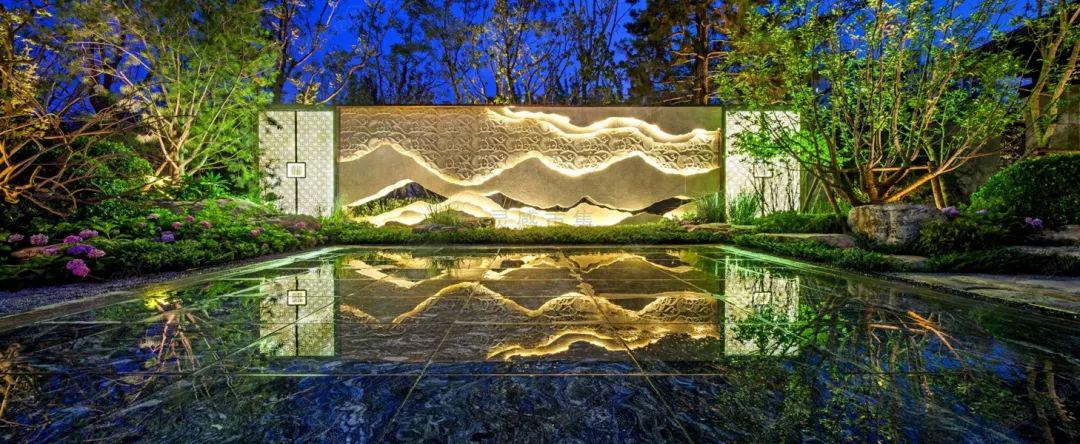 无论是山水画板还是山形雕塑,抑或其他山水主题元素,融入景墙后,都能