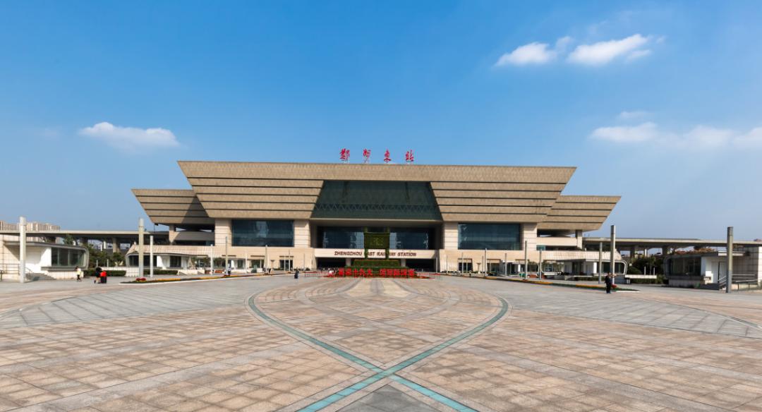 郑州东站,扼守城市东扩中轴线咽喉,凭借11万方地下立体枢纽网和高铁站