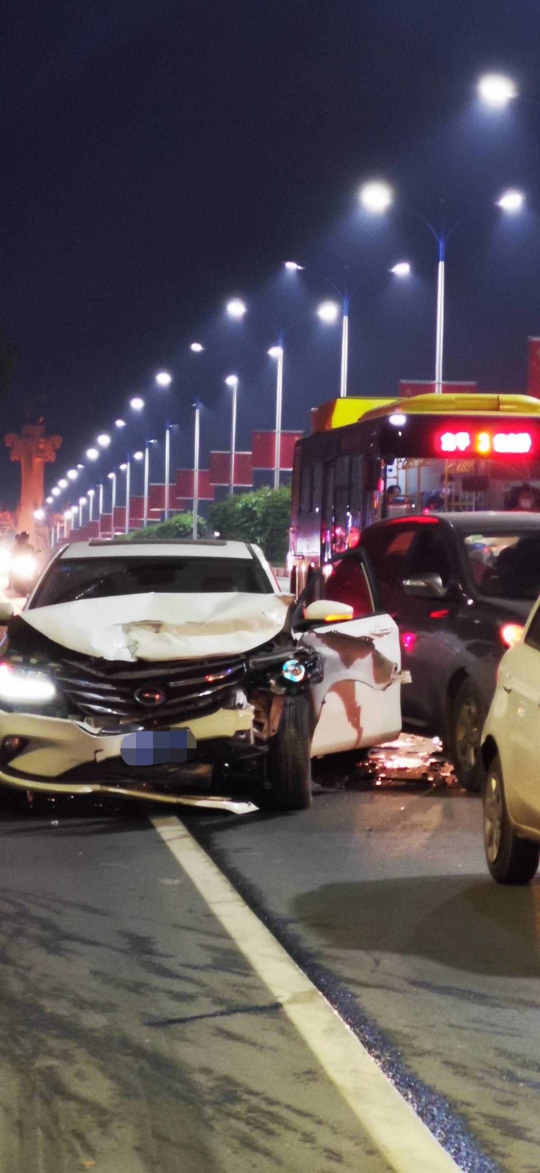 疏忽大意梧州三车相撞现场一片狼藉视频曝光