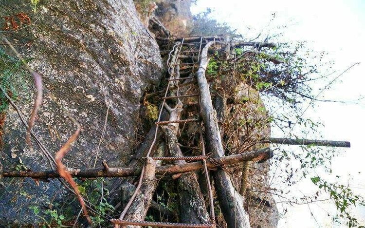 大凉山悬崖村,6000根钢管背上山,藤梯换钢梯建成天梯