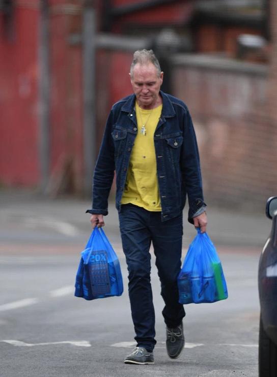 原创足坛巨星穷困潦倒刚过50岁面如七旬老者还曾效力中国联赛