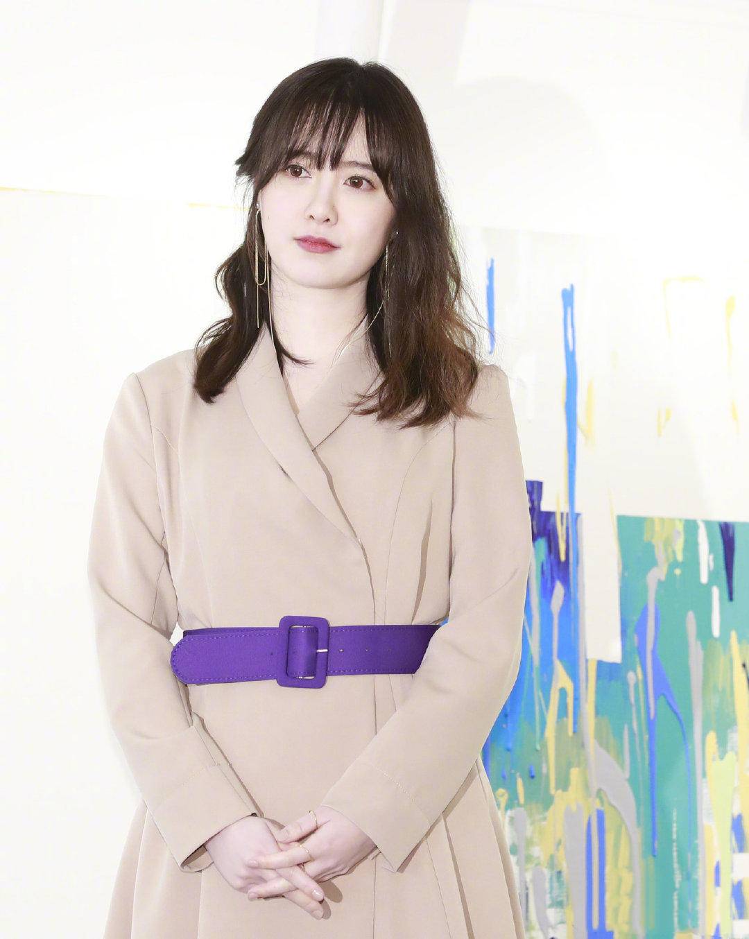 原创具惠善瘦16斤后首露面宽腰带勒出水桶腰露粗壮小腿不见女神范